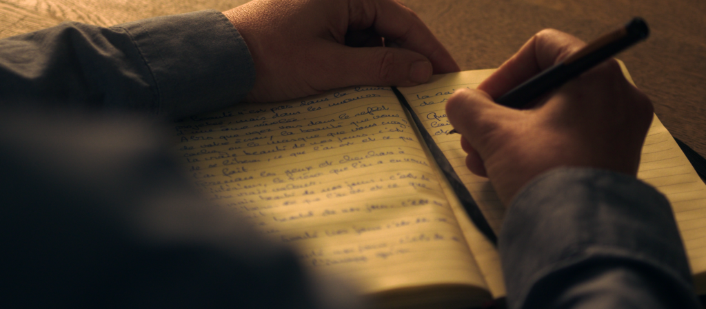 De l'encre à l'écran — plan écriture — après étalonnage